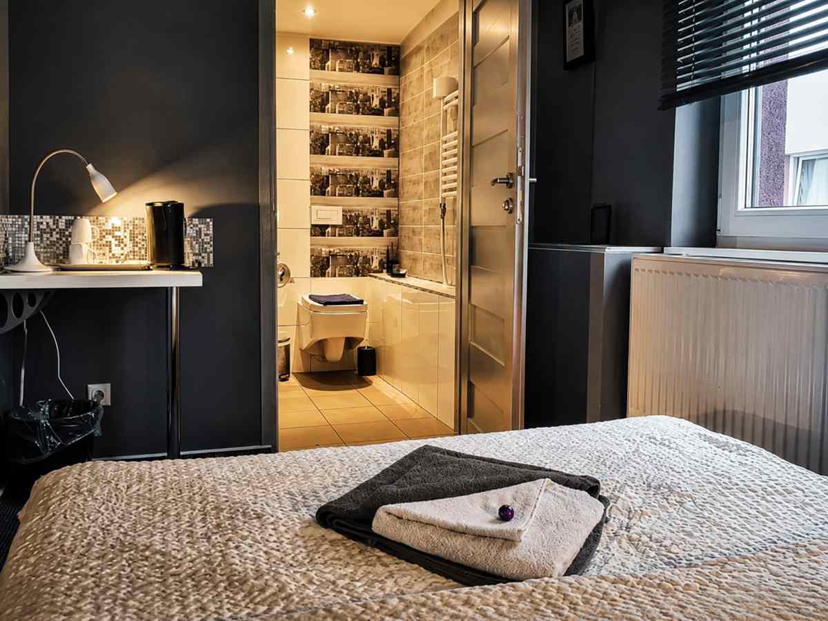 Familienzimmer im Hotel 108 mit großem Bett und eigenem Bad
