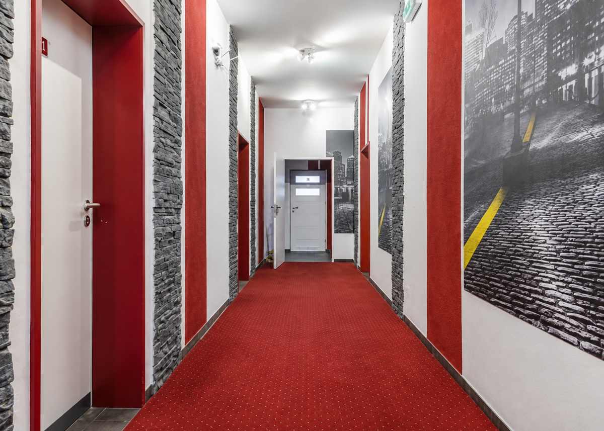 Flur zu den Gästezimmern im Hotel 108